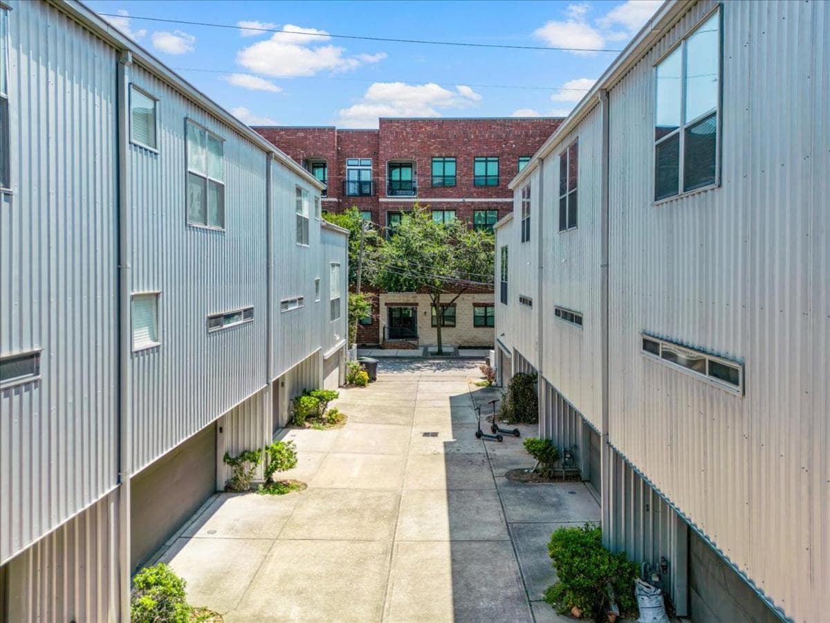 Luxe 3 Story Townhome with Downtown View Near NRG Stadium Centrally Located Walkable To Popular Restaurants sleeps 8