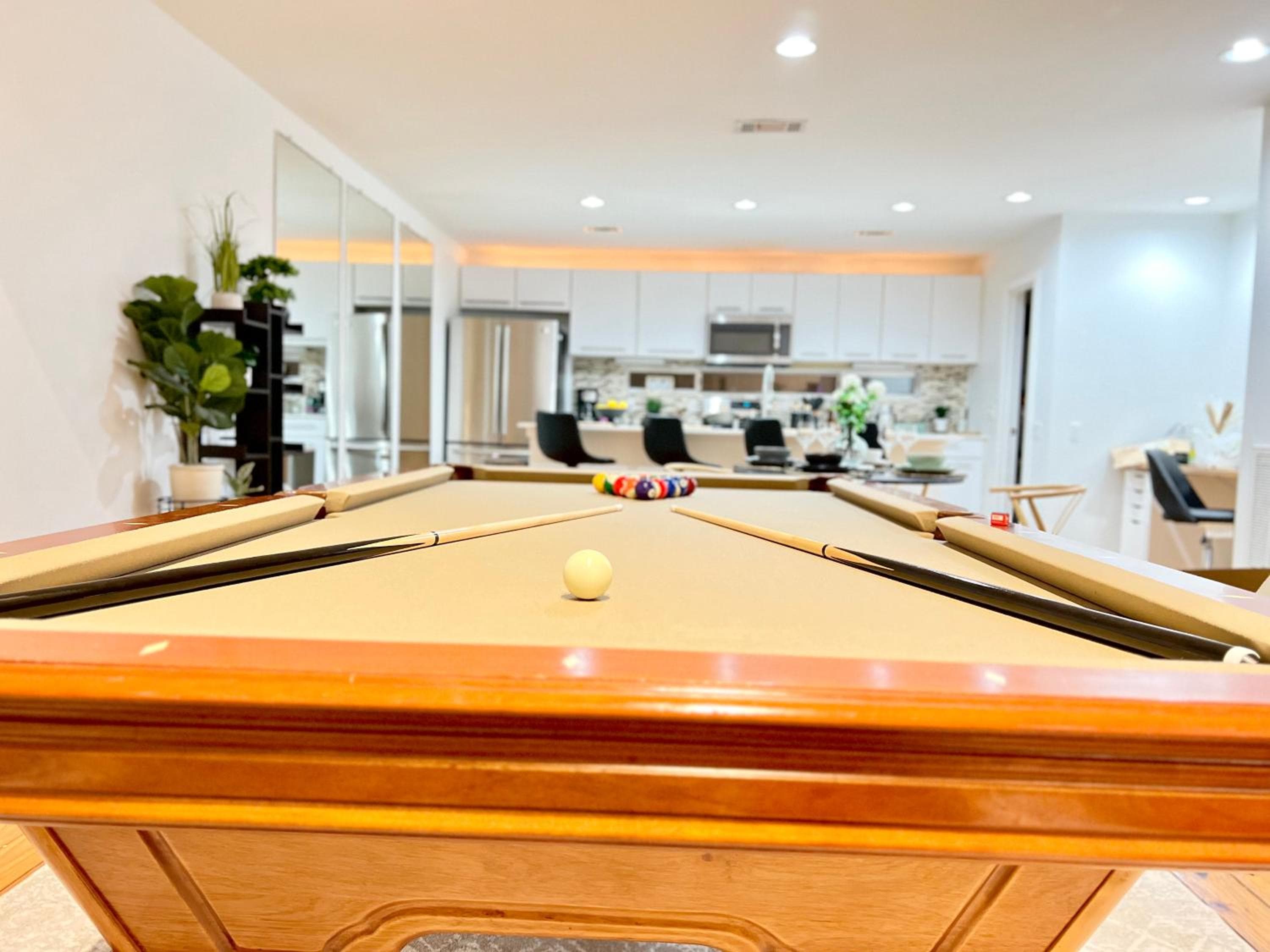 Luxe 3 Story Townhome with Downtown View Near NRG Stadium Centrally Located Walkable To Popular Restaurants sleeps 8