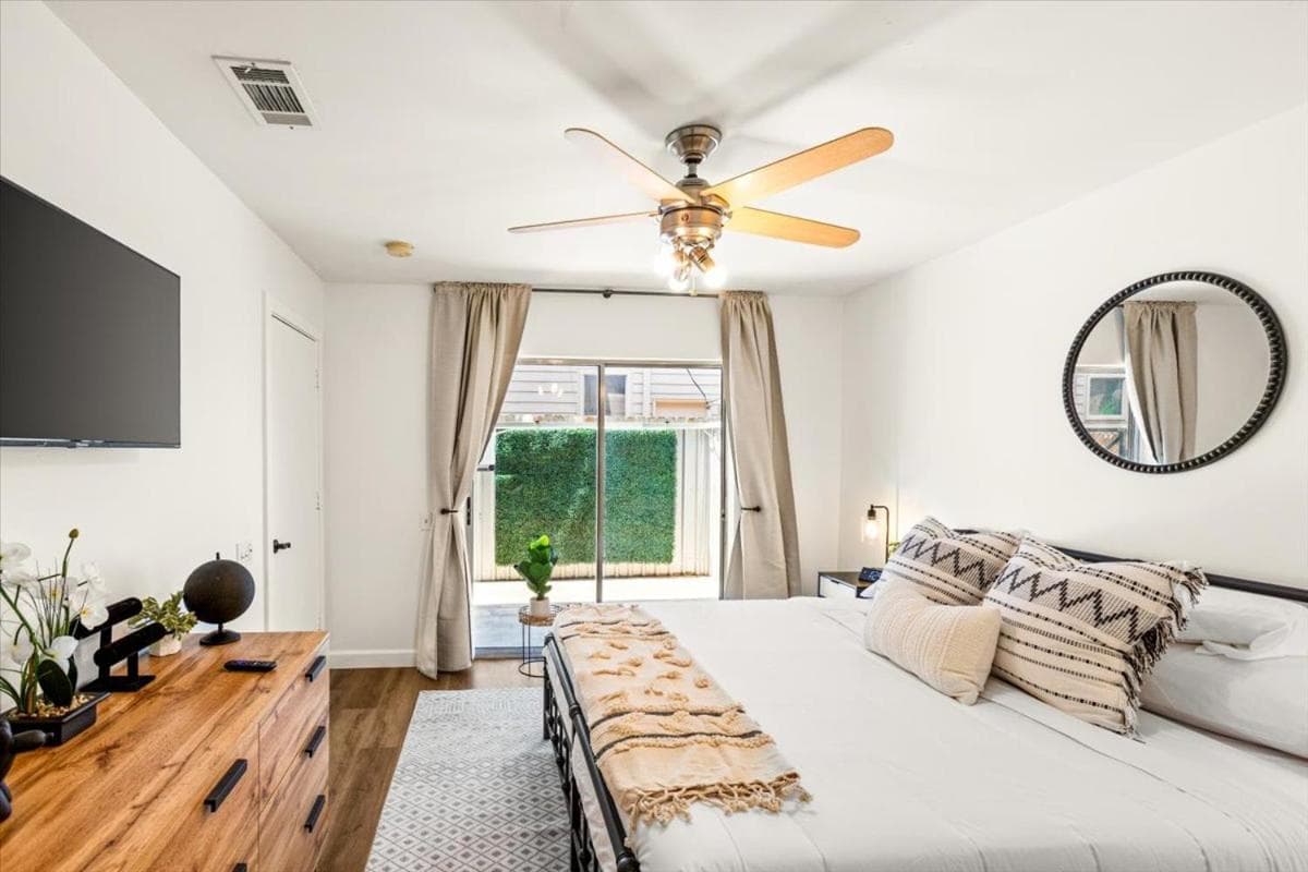 Luxe 3 Story Townhome with Downtown View Near NRG Stadium Centrally Located Walkable To Popular Restaurants sleeps 8