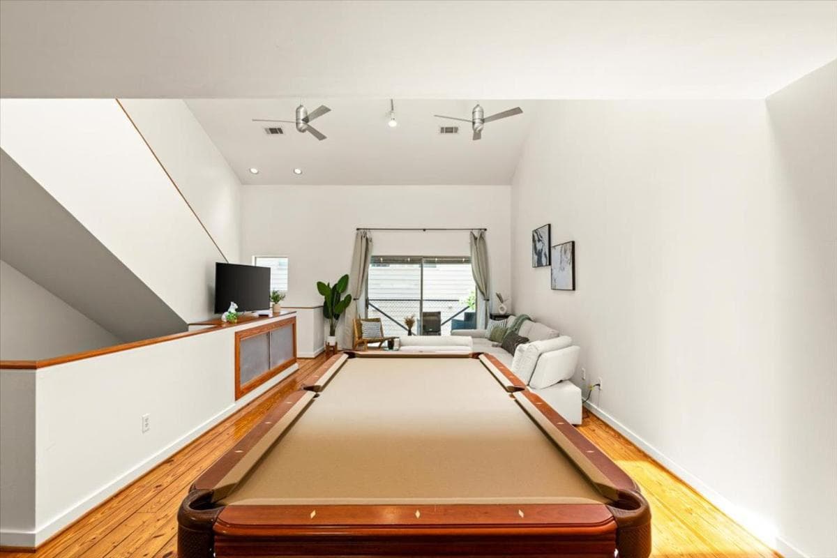 Luxe 3 Story Townhome with Downtown View Near NRG Stadium Centrally Located Walkable To Popular Restaurants sleeps 8