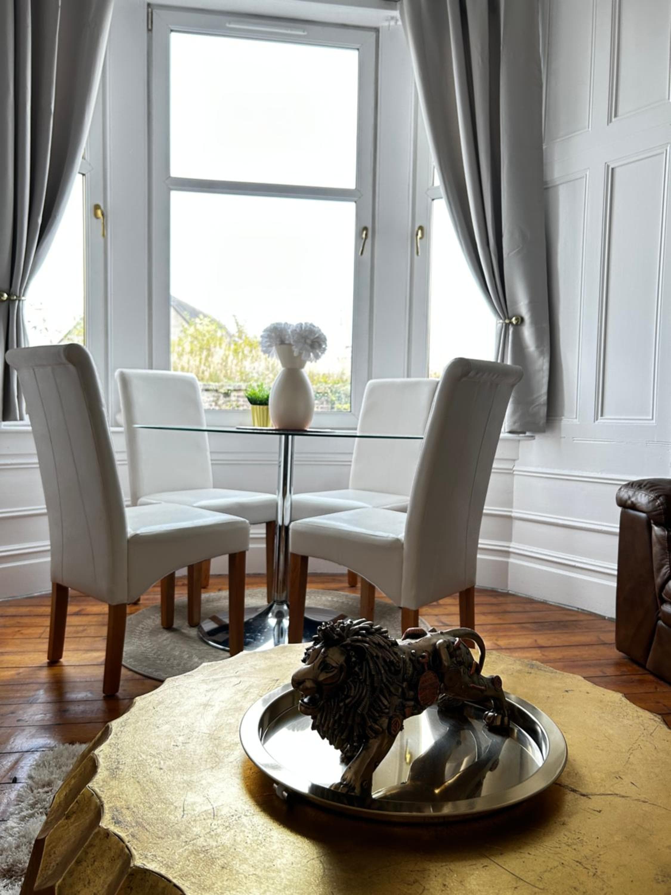 THE LAZY LION - Spacious 2 Bedroom - Town Centre Holiday Home Apartment