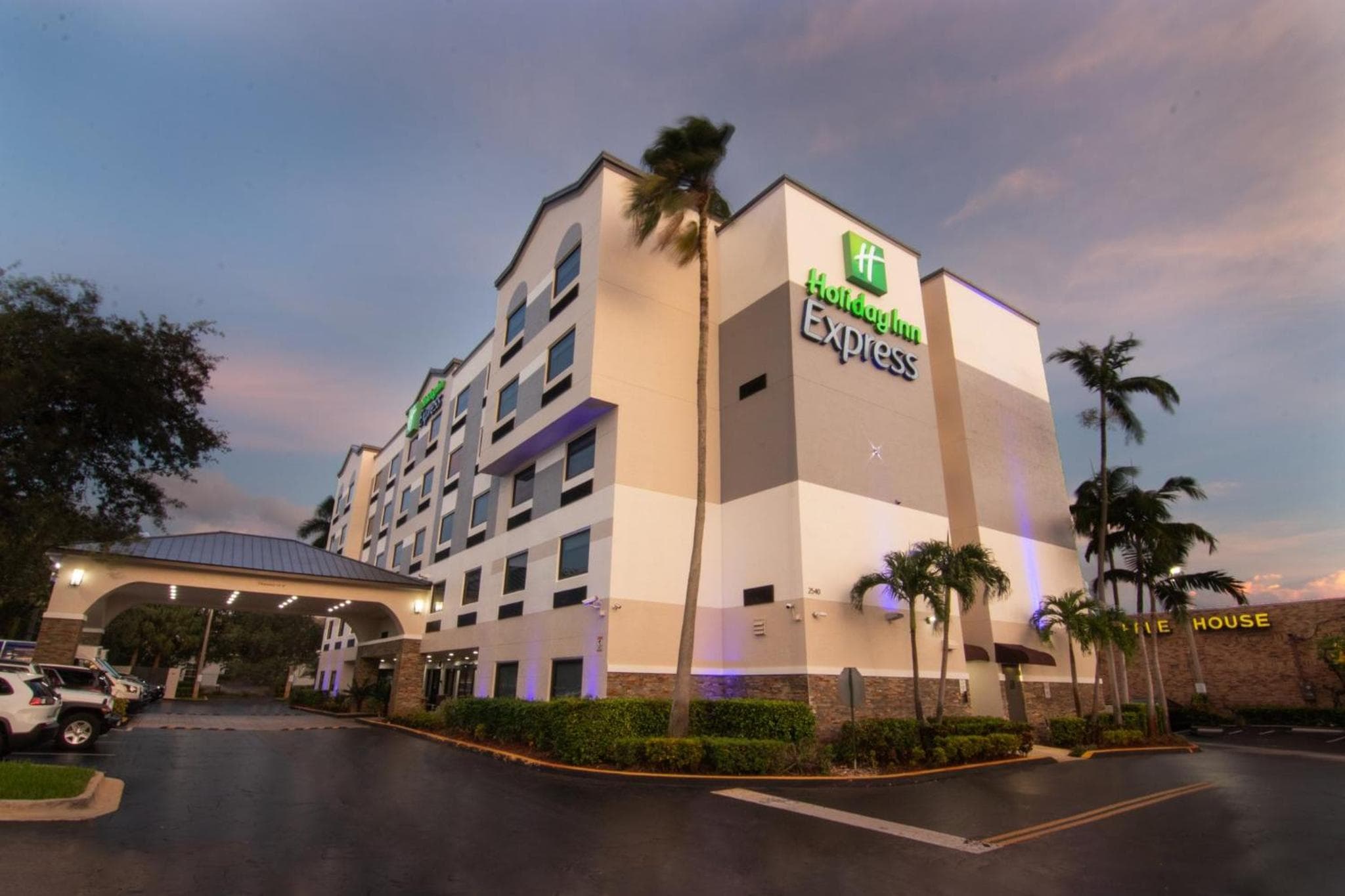 Holiday Inn Express and Suites Fort Lauderdale Airport West by IHG