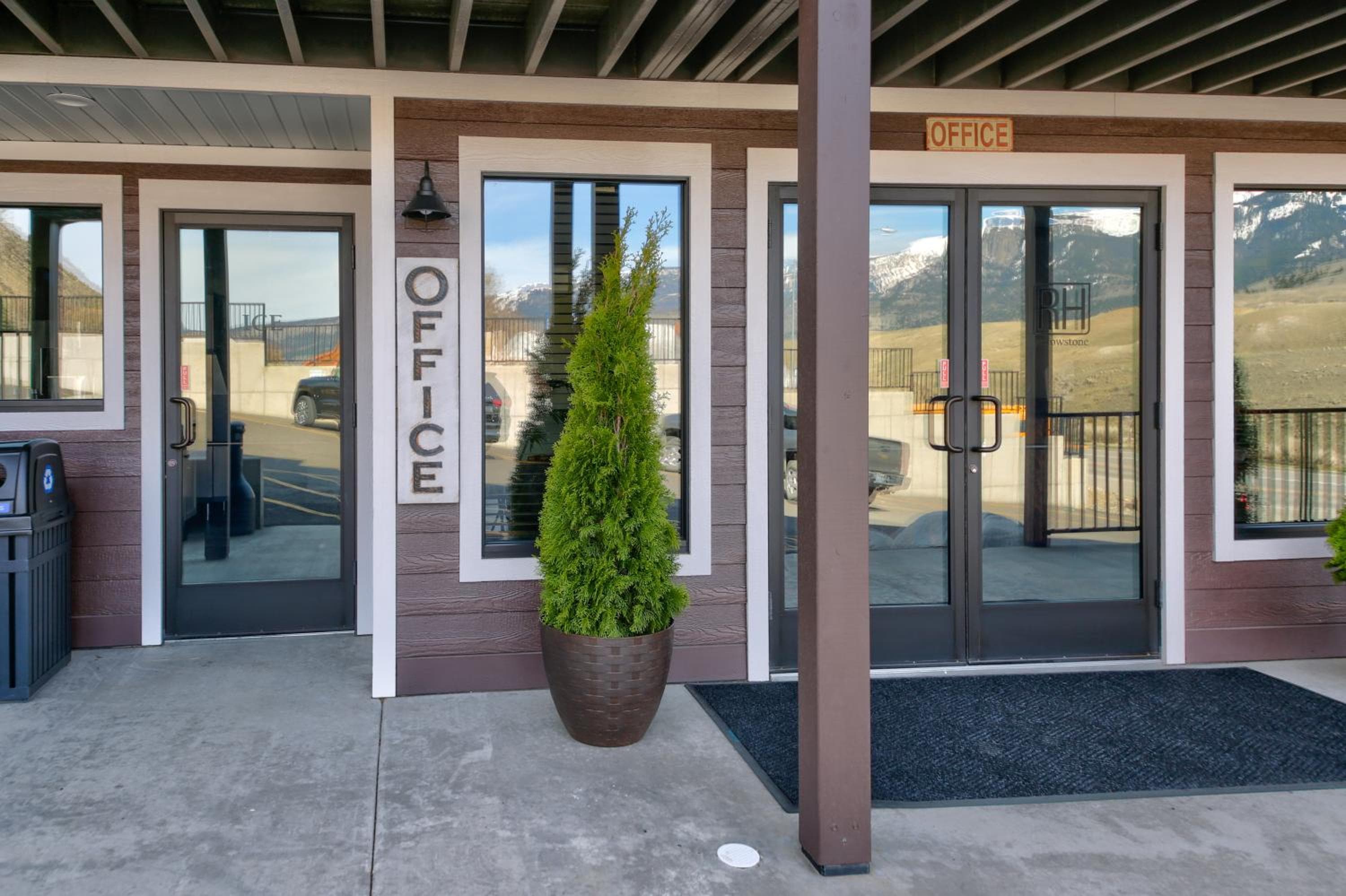 Roosevelt Hotel & Cabins - Yellowstone