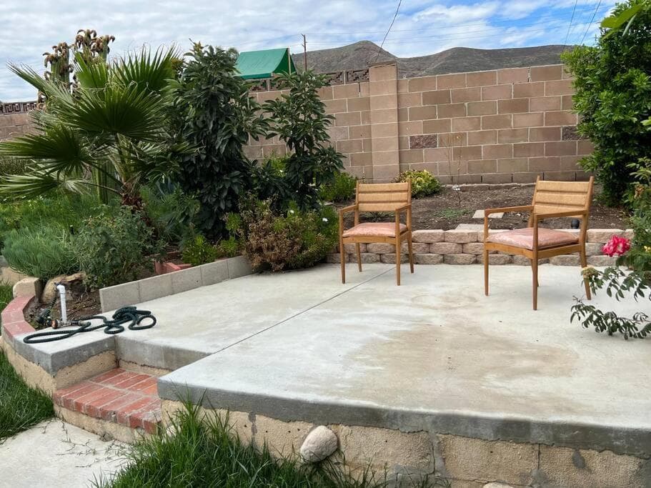 Modern 3 King Beds, Beautiful Large Backyard, WFH, Long Stays, Waterfall, WI-FI, FWY, 25 mins to Beach