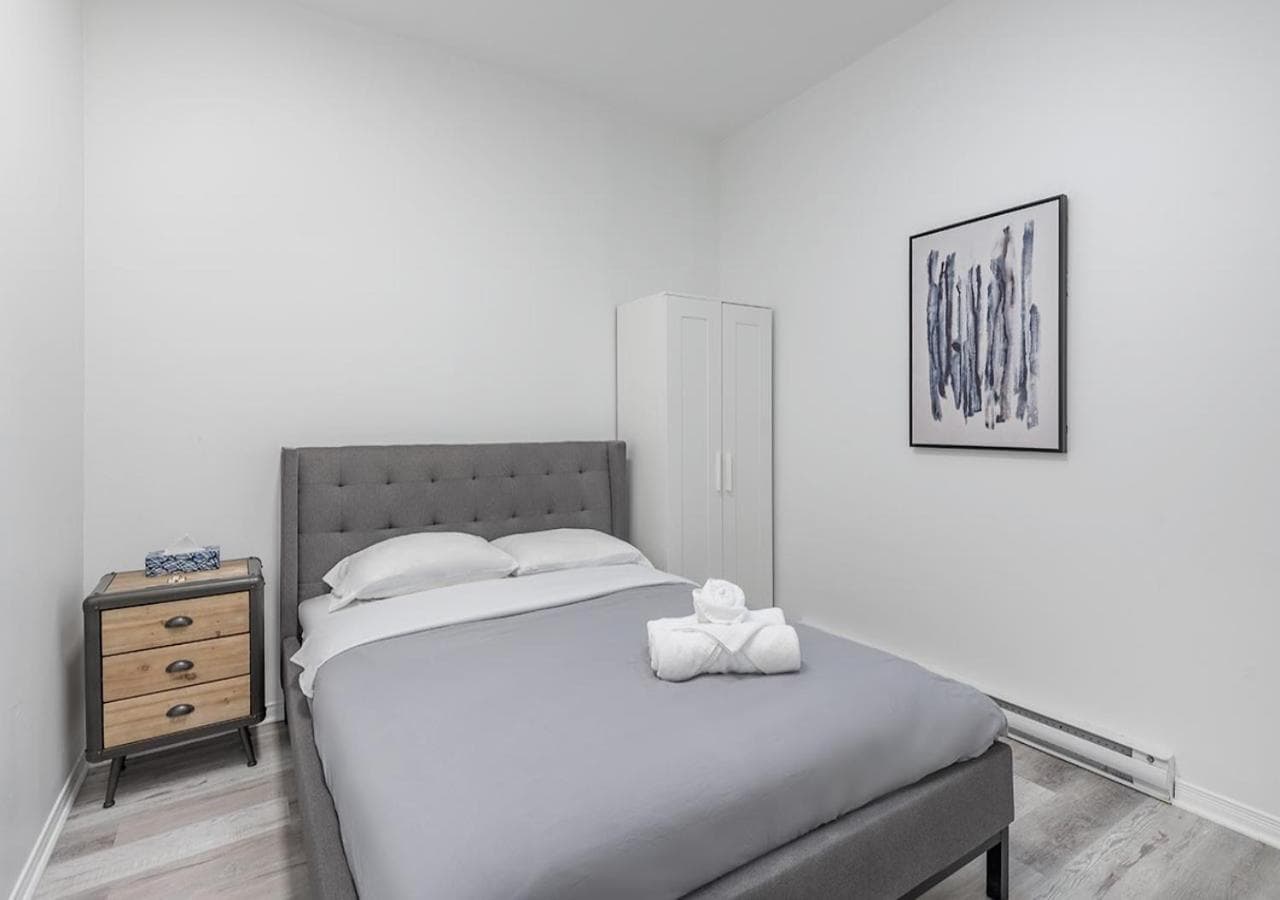 Luxurious 3BD Apt in heart of downtown 5 min walk to Bell Center
