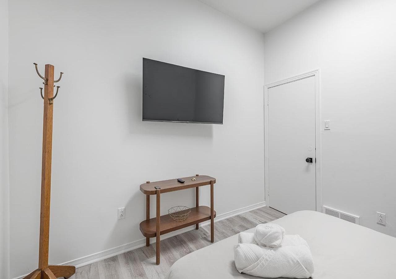 Luxurious 3BD Apt in heart of downtown 5 min walk to Bell Center