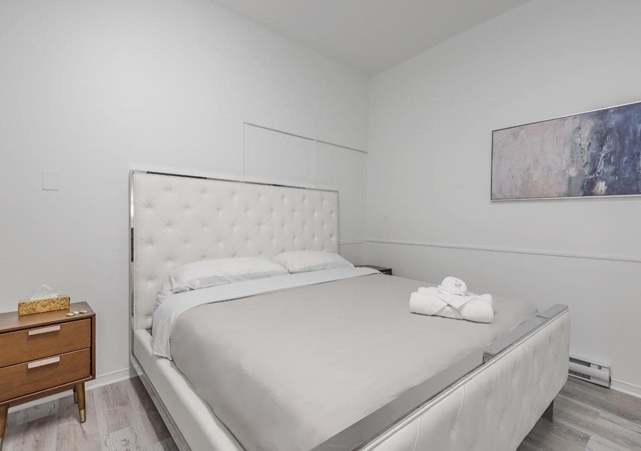 Luxurious 3BD Apt in heart of downtown 5 min walk to Bell Center