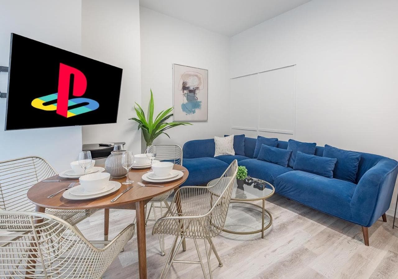 Luxurious 3BD Apt in heart of downtown 5 min walk to Bell Center