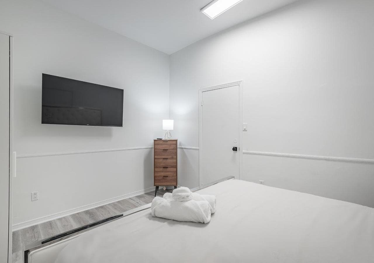Luxurious 3BD Apt in heart of downtown 5 min walk to Bell Center