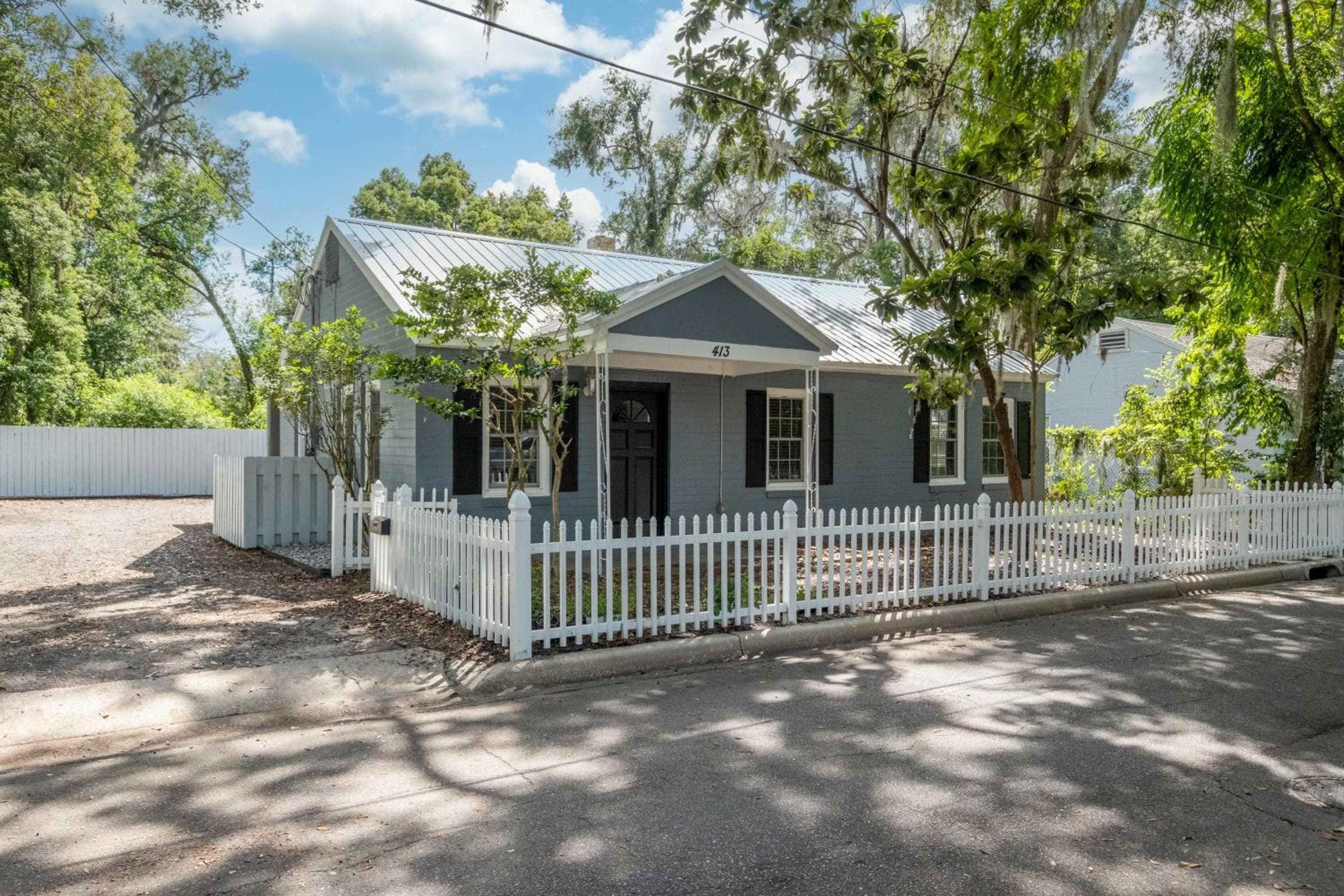 1 Mile to UF & 5 Min Walk Downtown Pet Friendly
