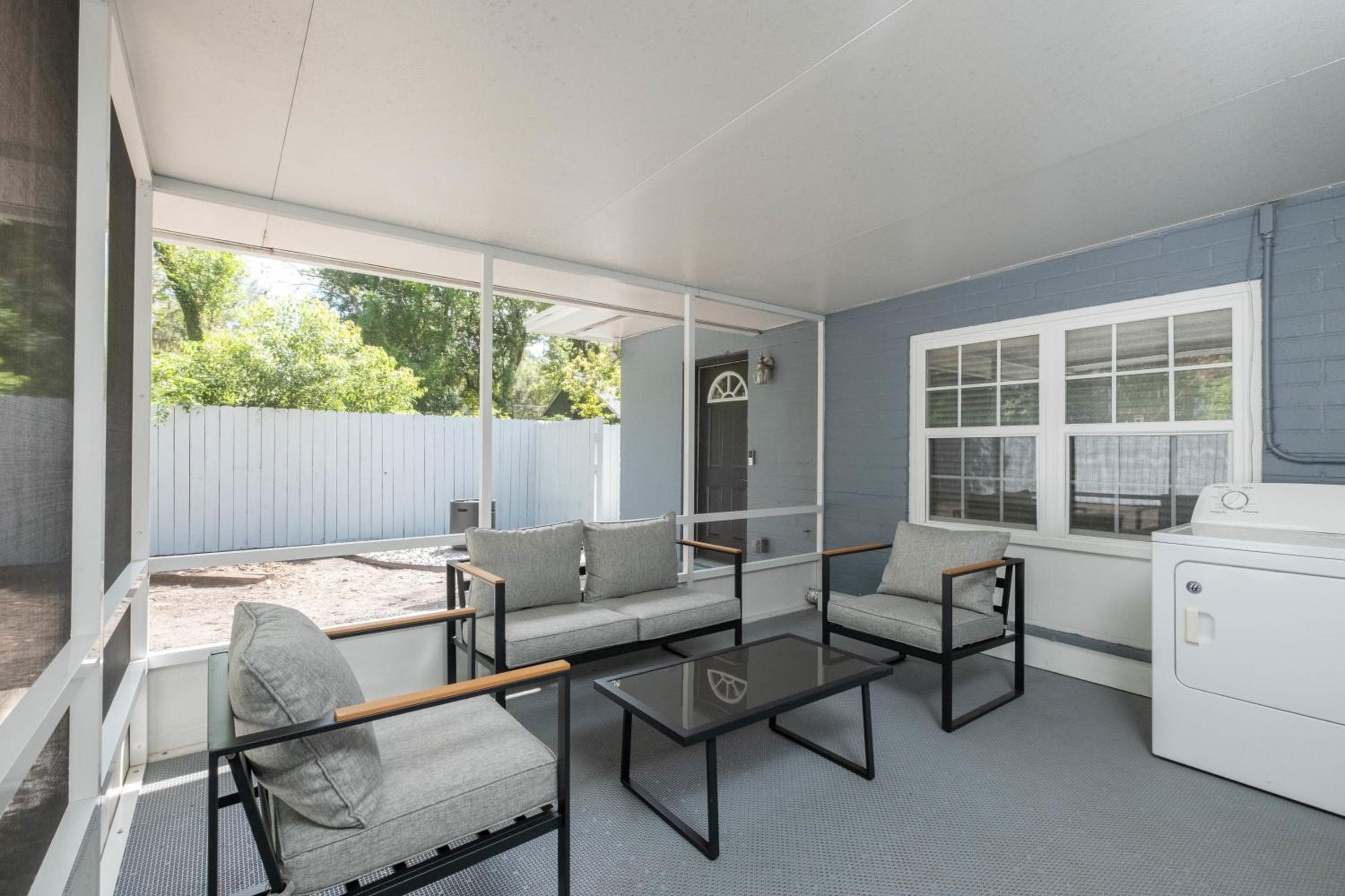 1 Mile to UF & 5 Min Walk Downtown Pet Friendly