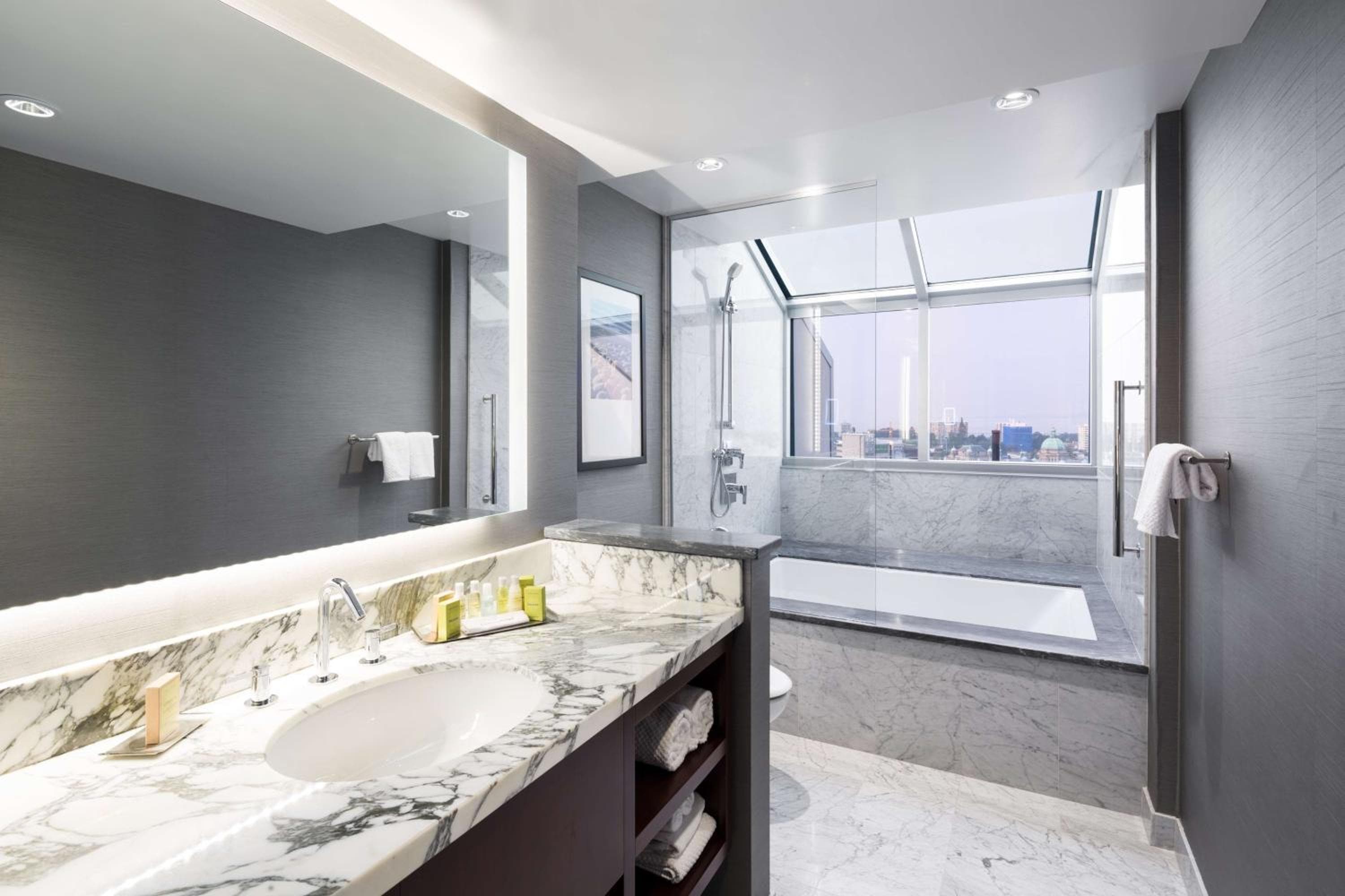 DoubleTree by Hilton Hotel & Suites Victoria