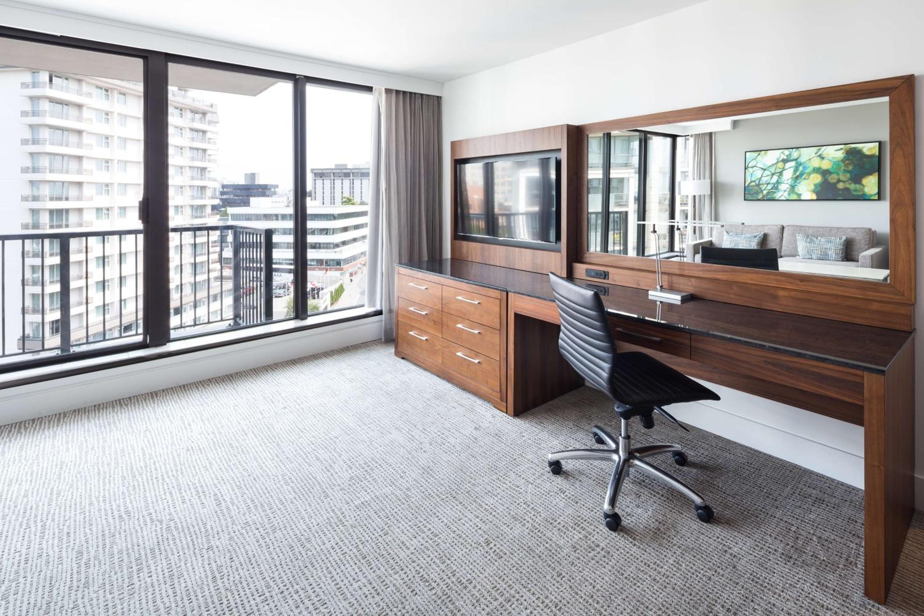 DoubleTree by Hilton Hotel & Suites Victoria