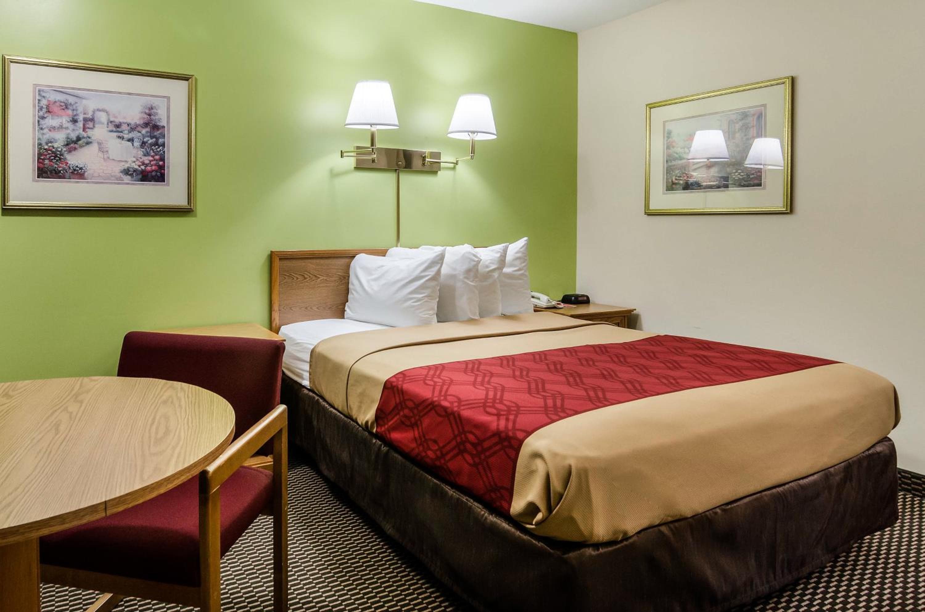 Econo Lodge Lawrence near University