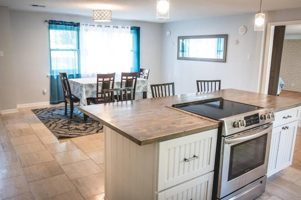 The Retreat with Private Pool and Hot Tub!