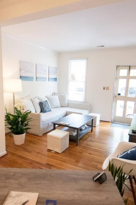 Cozy 2br home w/ parking in downtown Annapolis