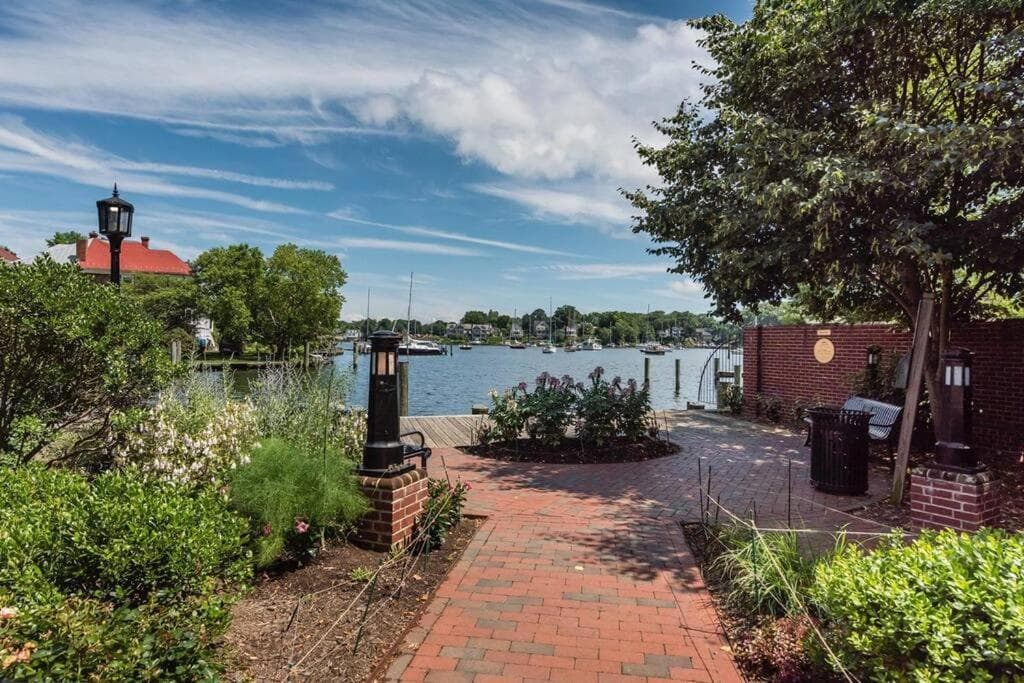 Cozy 2br home w/ parking in downtown Annapolis