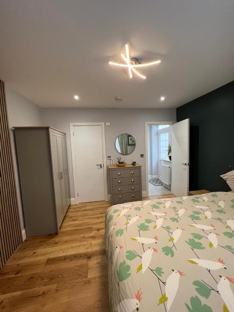 En-suite Double Room - Private Entrance & Free Parking