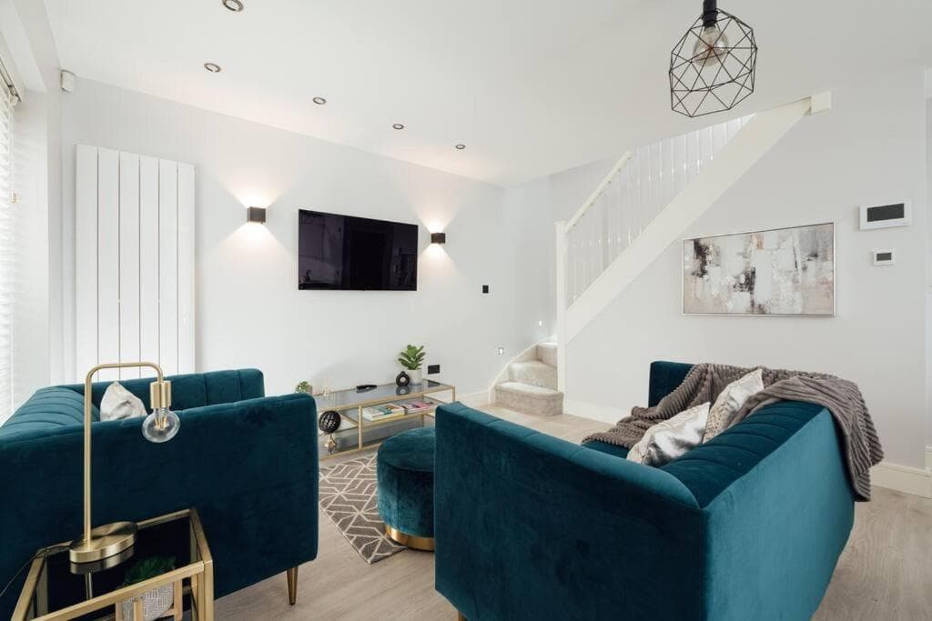 Modern 2Bed House - Walk to Station & High Street, Near Surrey Hills & Denbies Vineyard