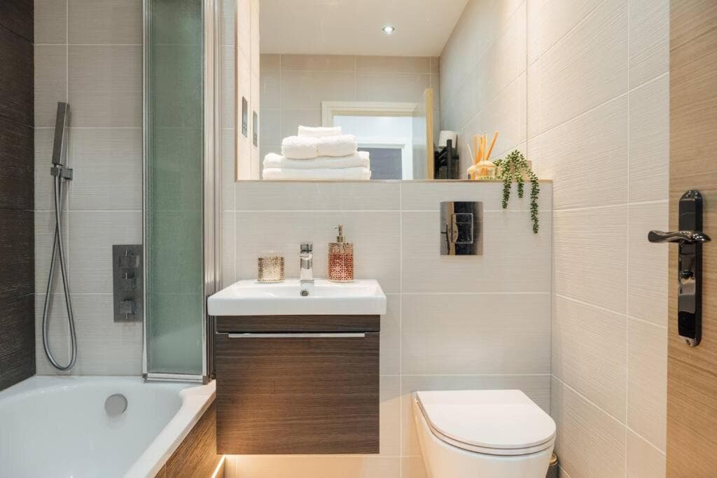 Modern 2Bed House - Walk to Station & High Street, Near Surrey Hills & Denbies Vineyard