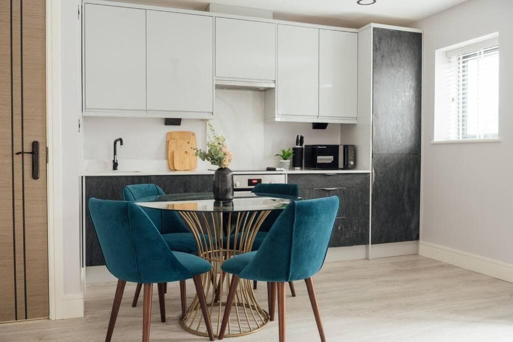 Modern 2Bed House - Walk to Station & High Street, Near Surrey Hills & Denbies Vineyard