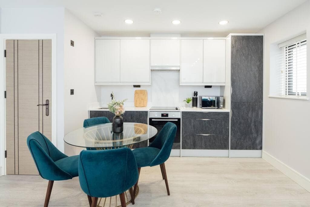 Modern 2Bed House - Walk to Station & High Street, Near Surrey Hills & Denbies Vineyard