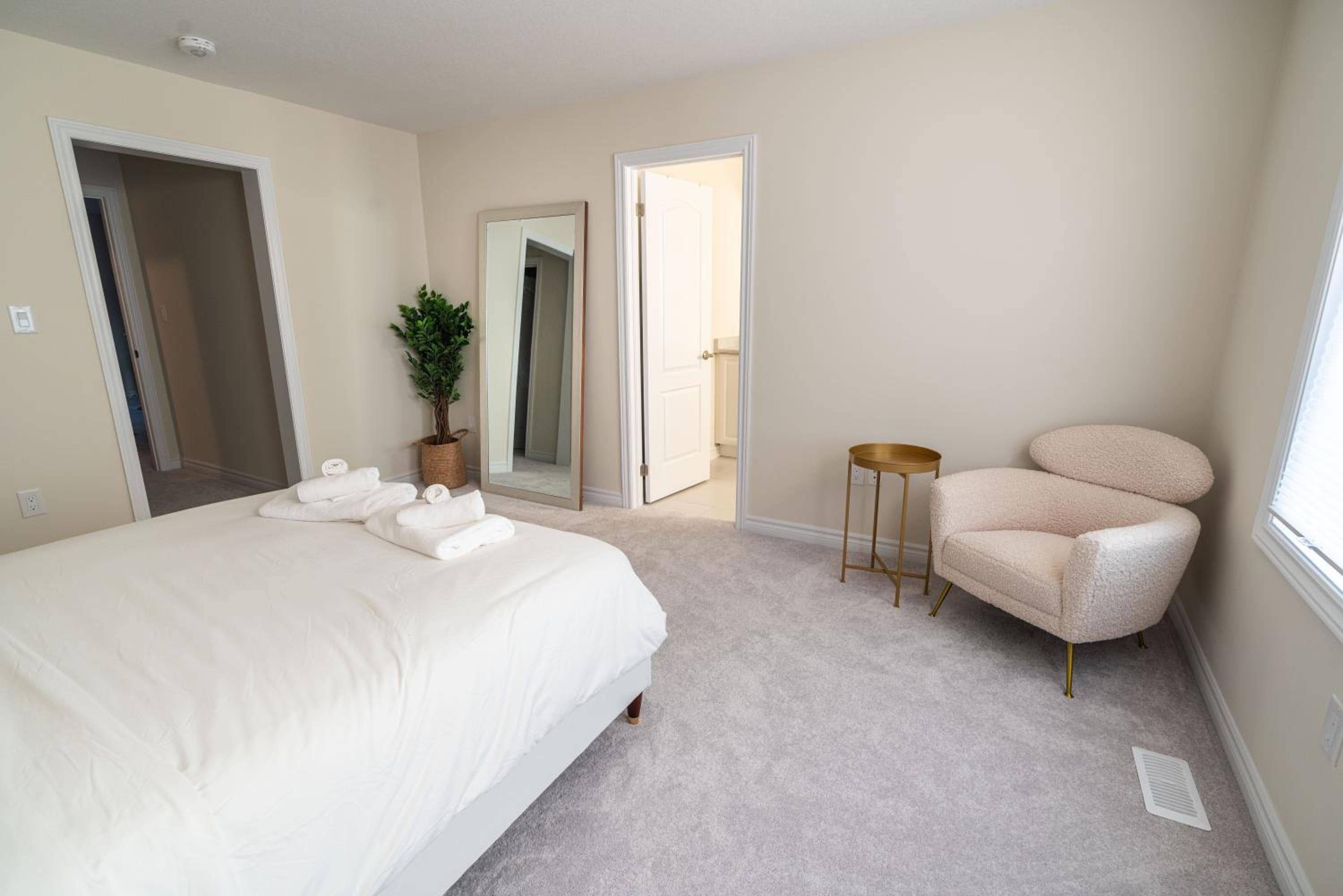 BRAND NEW home minutes from Niagara Falls.