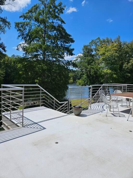 Greensboro Lakefront House -K Idol House