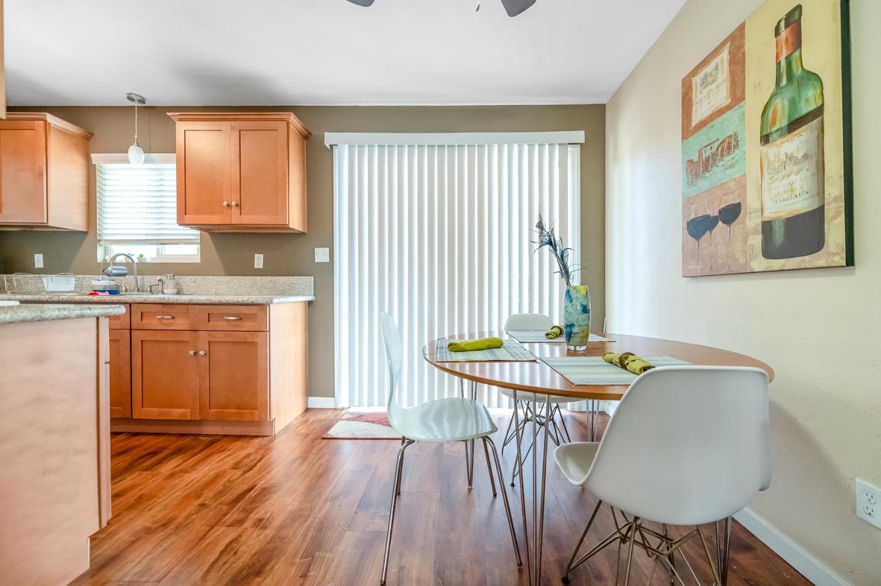 Longer Stays for Travelers- Apt Blocks from Hospital, Downtown