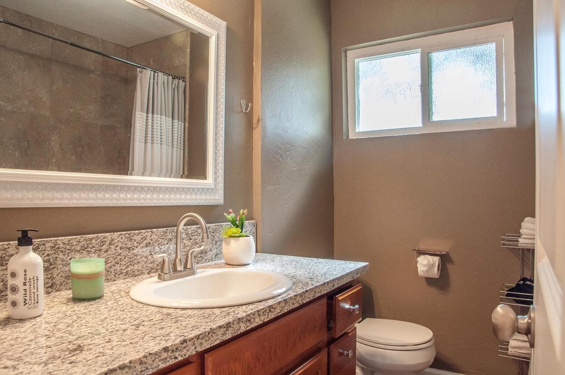 Longer Stays for Travelers- Apt Blocks from Hospital, Downtown