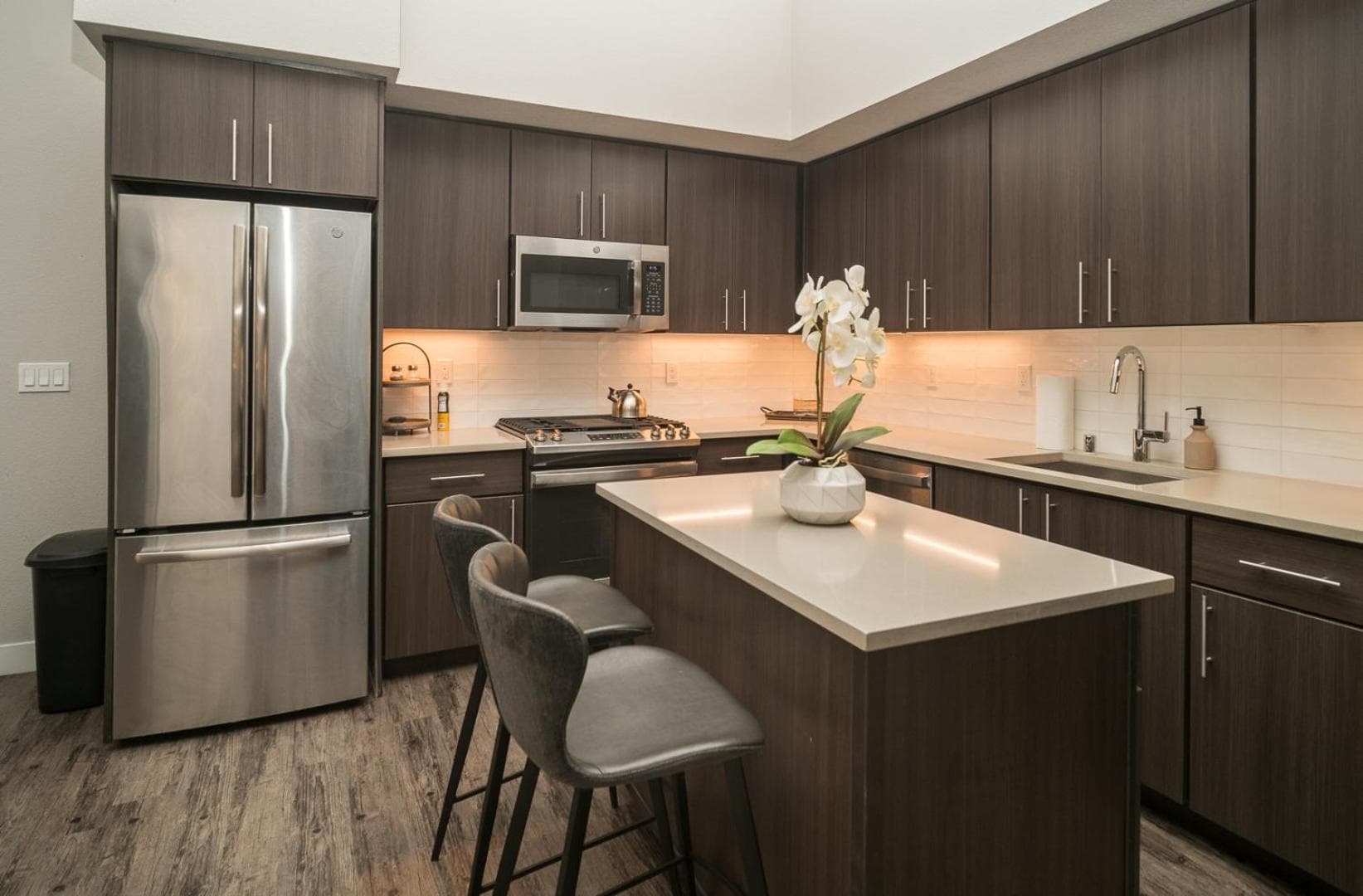 Luxury Condo Fully Furnished Pool, Gym and Hot Tub