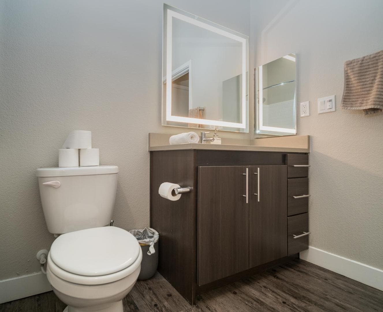 Luxury Condo Fully Furnished Pool, Gym and Hot Tub