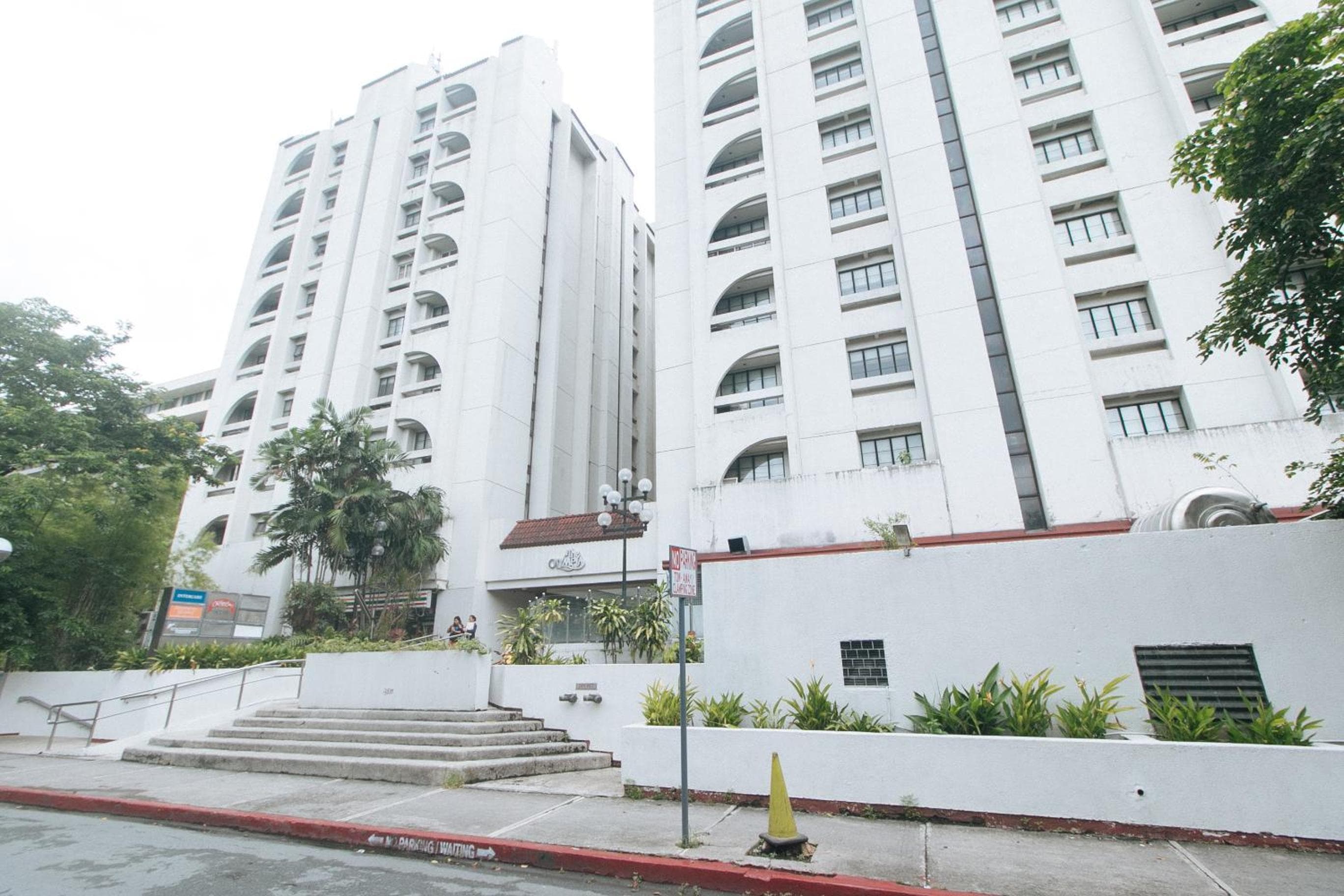 RedDoorz Premium at The Residences Olympia Makati
