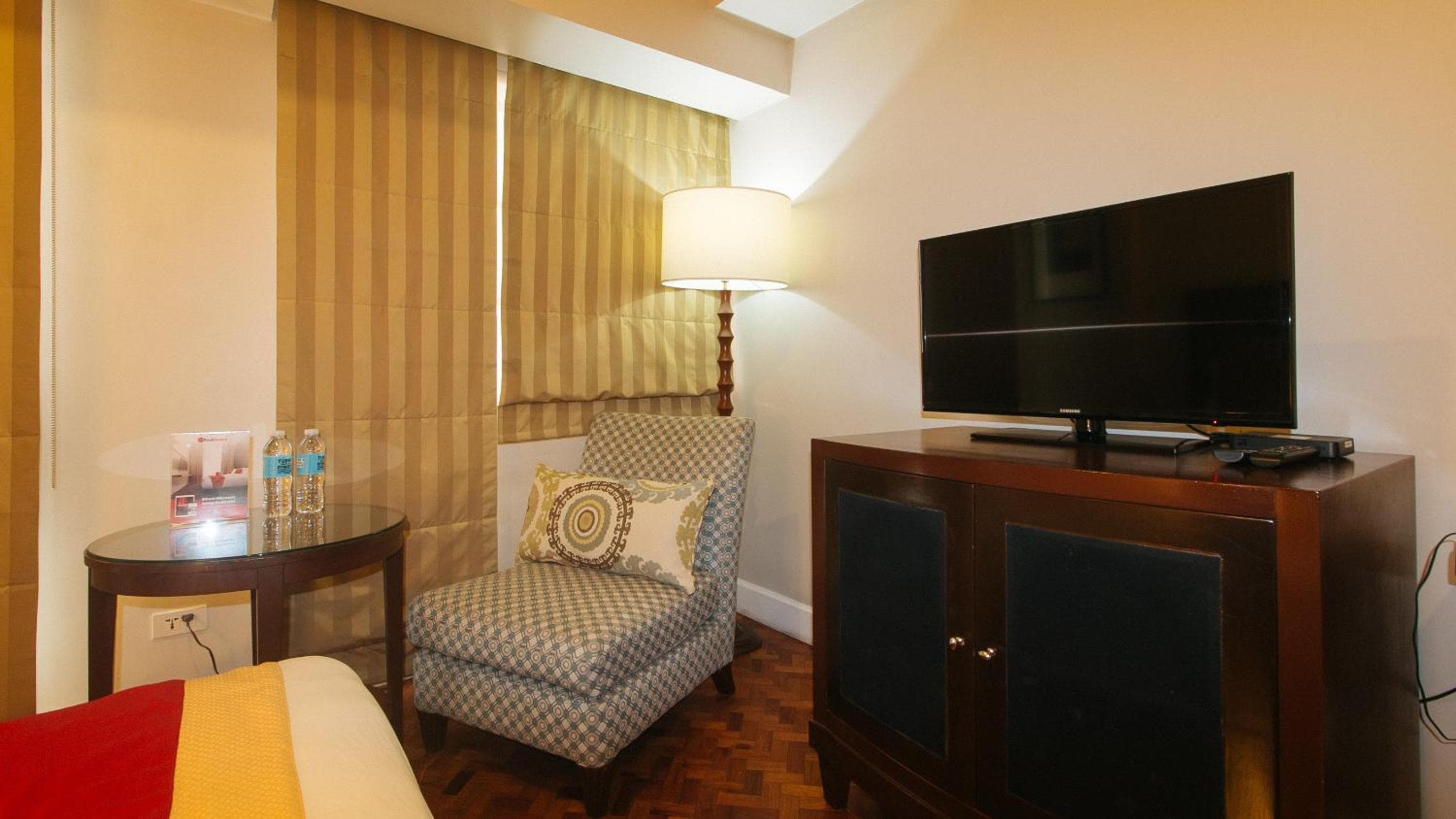 RedDoorz Premium at The Residences Olympia Makati