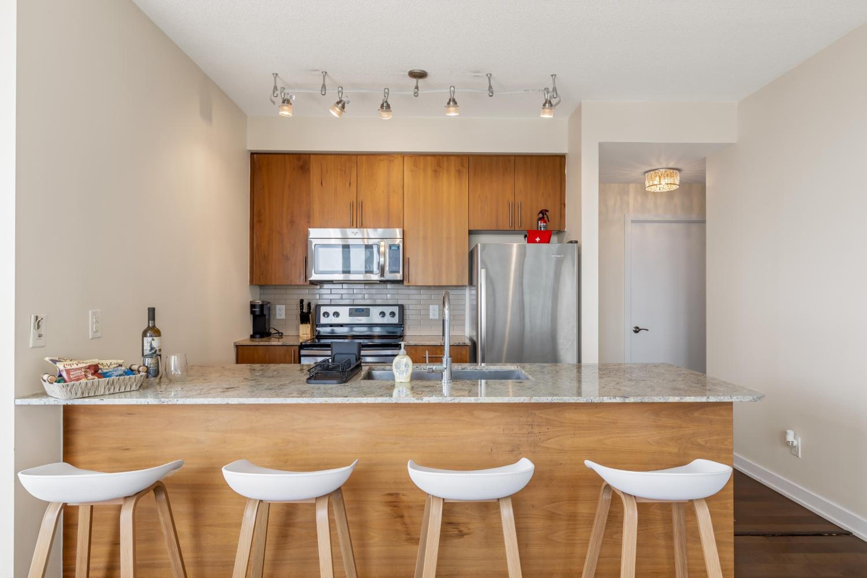 Ultra Luxurious 2.5 Bedroom 2 Full Bathroom 1 Parking Condo Near SQ1 Striking Views