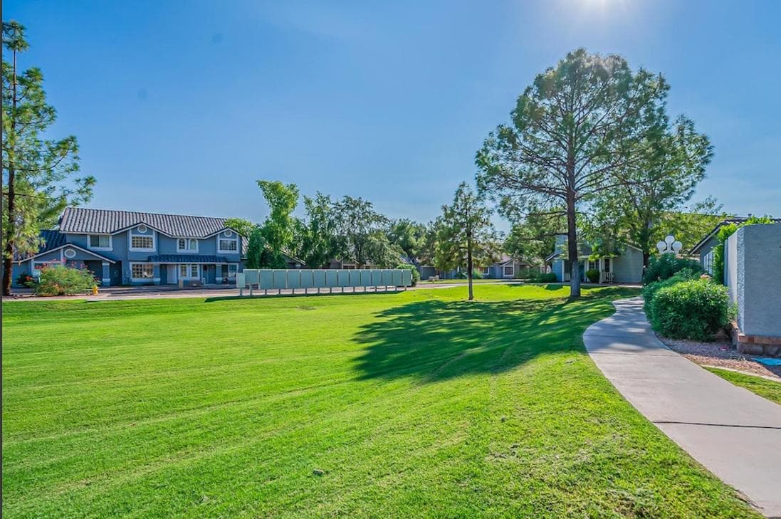 Cozy 3 Bedrooms Town home in Chandler with community pool