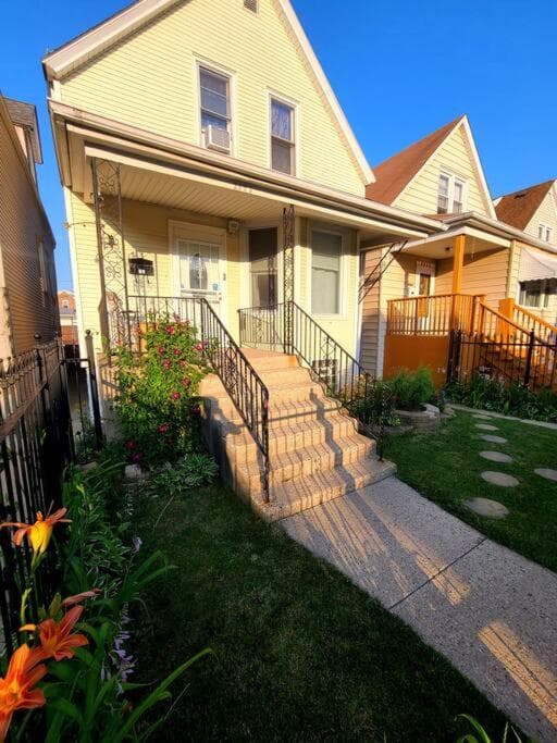 Hermosa House apartment - Peaceful Quiet 3BR, Free Street Parking, Solar Powered, by Logan Square