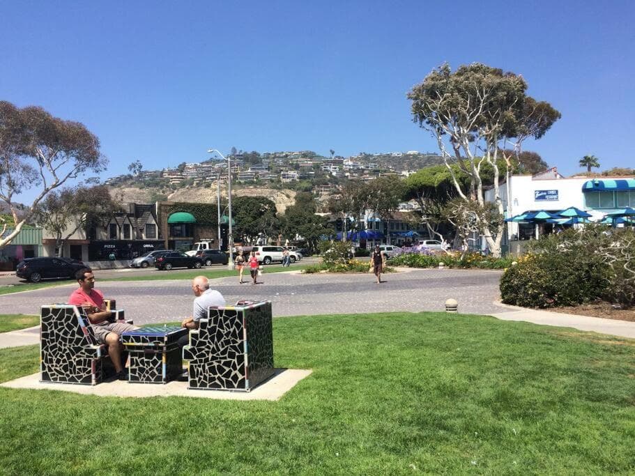 Laguna Beach Modern Home-beach across st/town 1blk