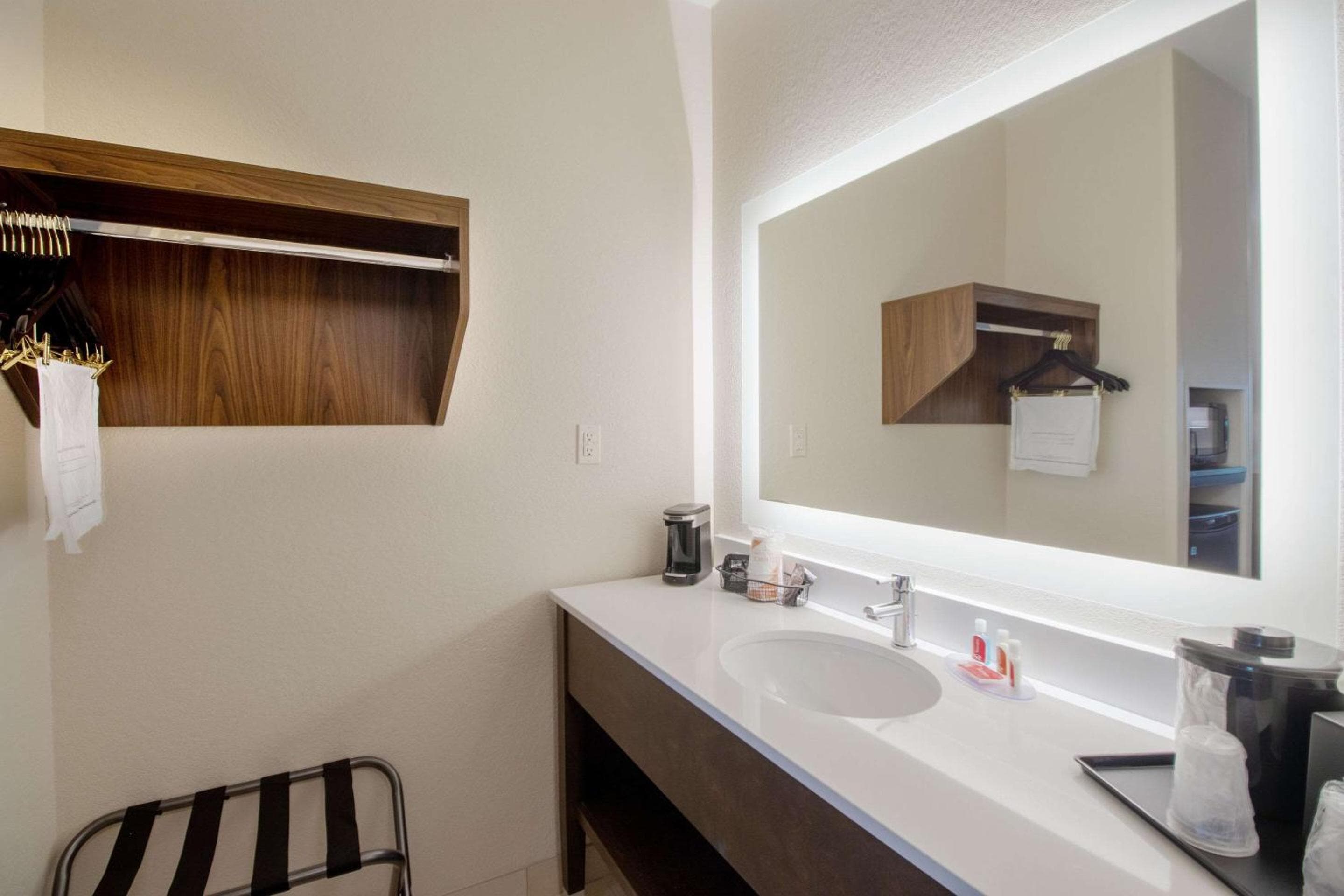 Econo Lodge Inn & Suites Foley-North Gulf Shores