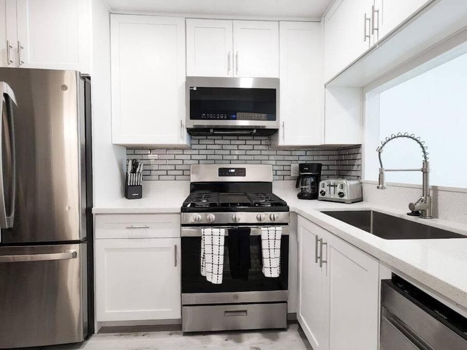 Stylish SD Living (10 min drive to Downtown and 15 min to beach)