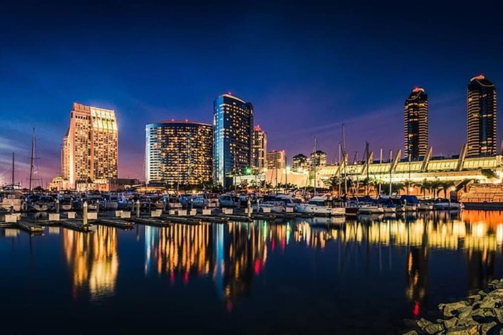 Stylish SD Living (10 min drive to Downtown and 15 min to beach)