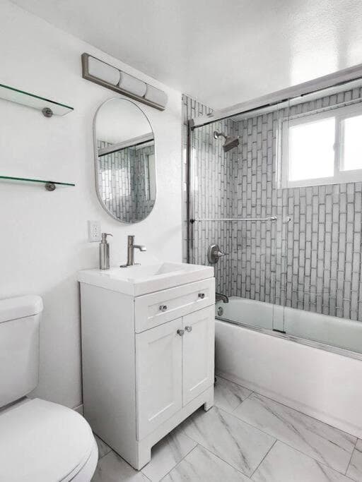 Stylish SD Living (10 min drive to Downtown and 15 min to beach)