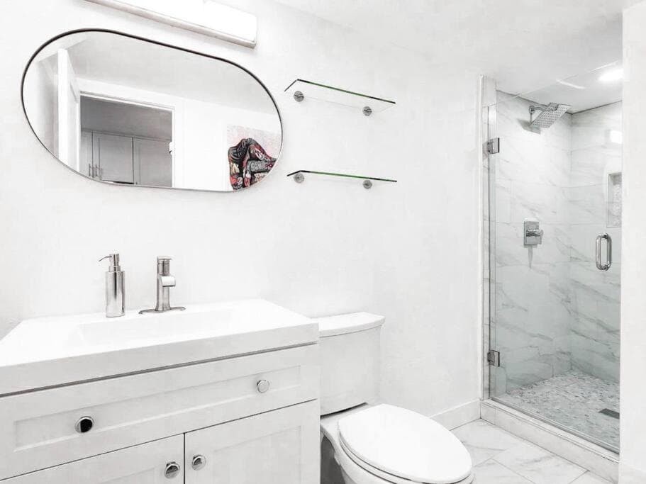 Stylish SD Living (10 min drive to Downtown and 15 min to beach)