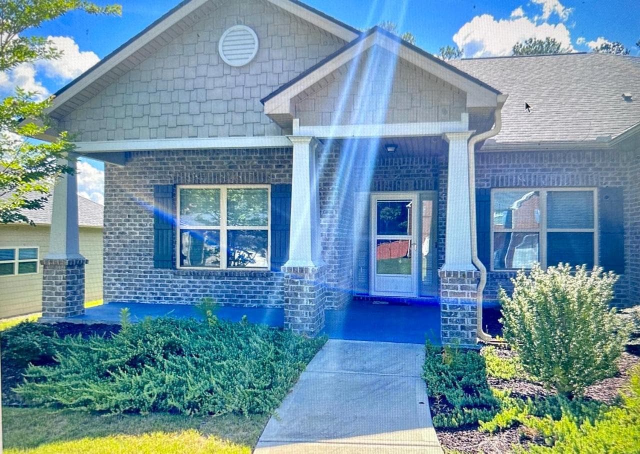 King bed/3 CAR Garage/Ranch Home