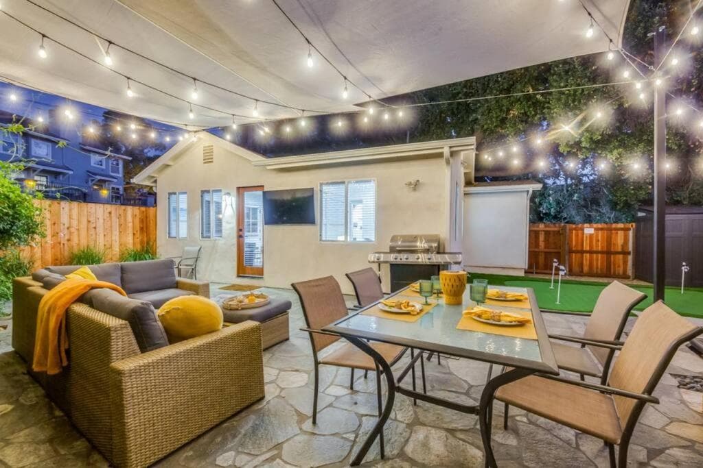 Modern Cottage, Hot Tub, Bistro Patio, Putting Green, Walk to All!