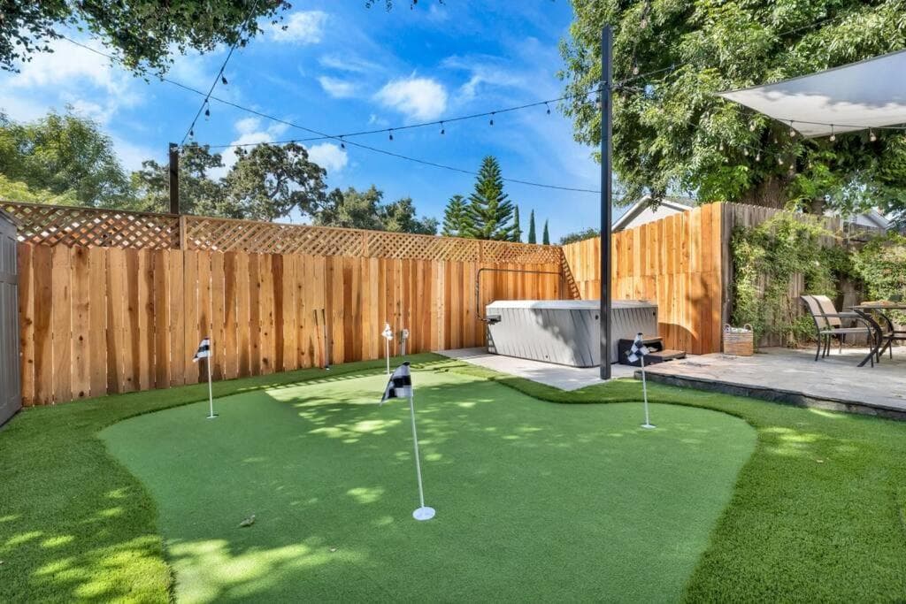 Modern Cottage, Hot Tub, Bistro Patio, Putting Green, Walk to All!