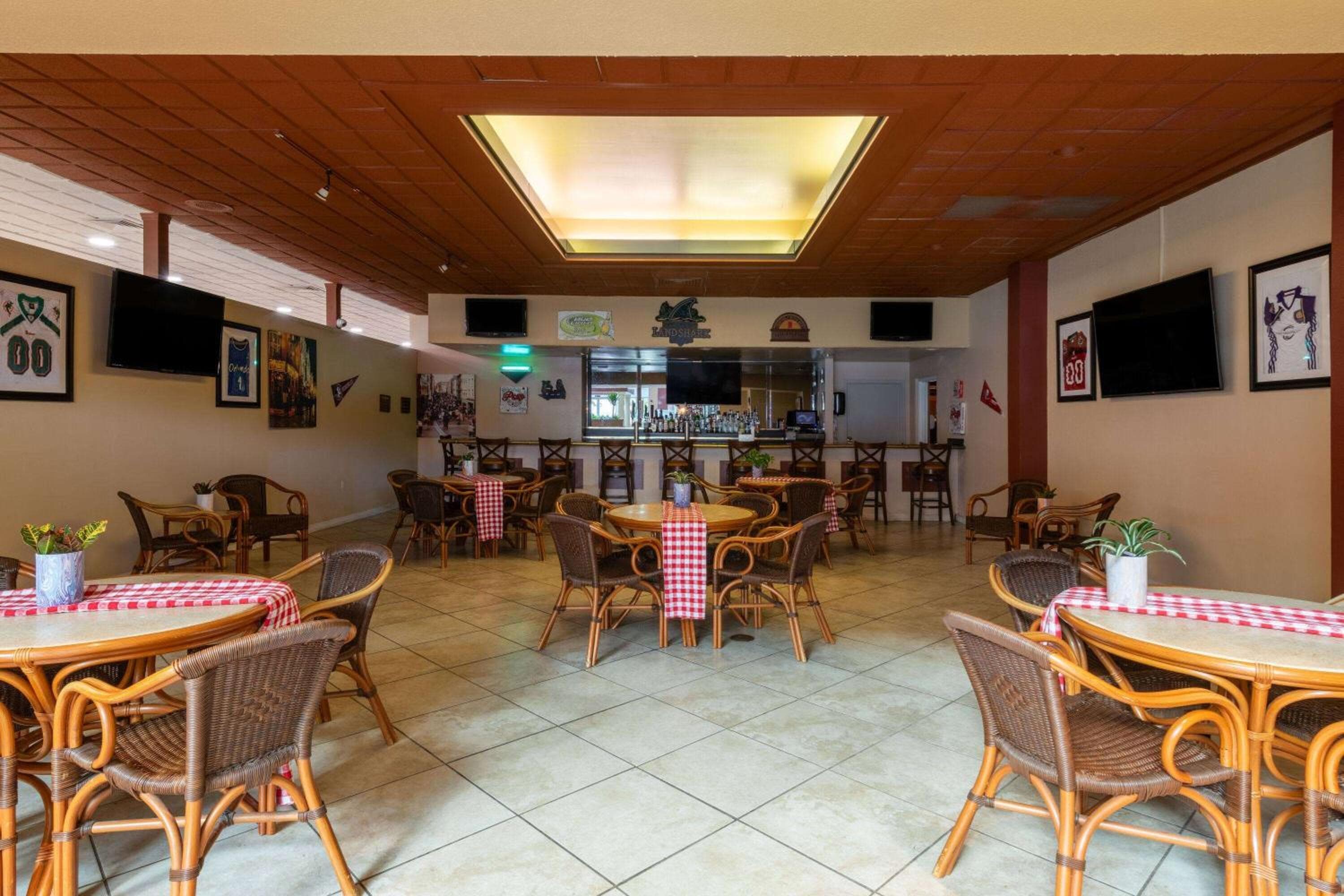 Ramada by Wyndham Kissimmee Gateway - Free Theme Park Shuttle
