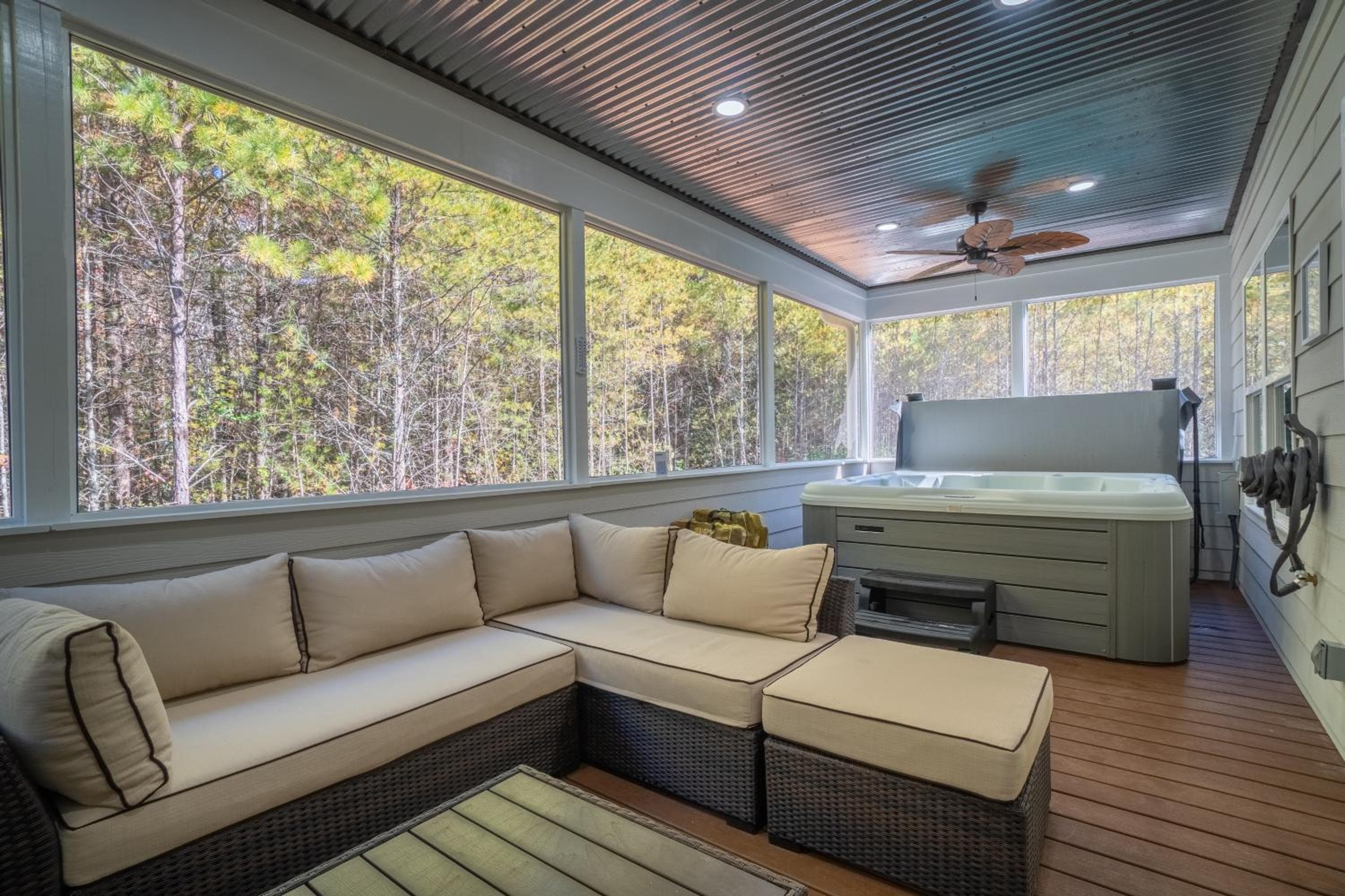 Par-Tee Haus I- Game Room & Hot Tub-Walk to Helen
