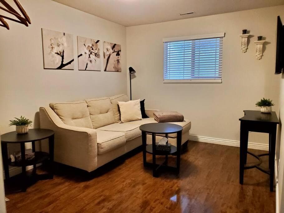 Private & cozy ground level suite in quiet area