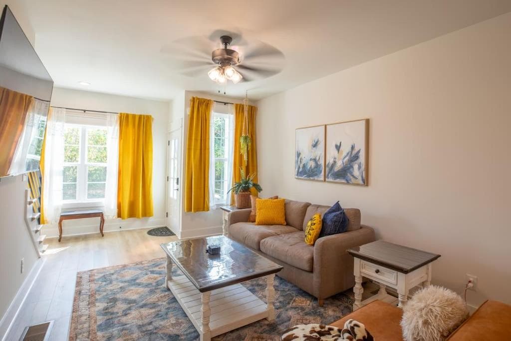 Cozy Townhouse Close to Downtown